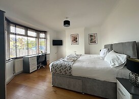 Spacious 5 Bedroom With 4 Baths Off-road Parking