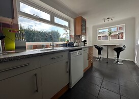 Spacious 5 Bedroom With 4 Baths Off-road Parking