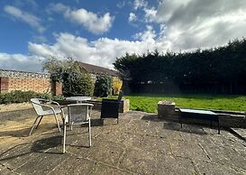 Spacious 5 Bedroom With 4 Baths Off-road Parking