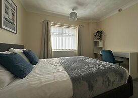 Spacious 5 Bedroom With 4 Baths Off-road Parking