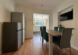 Spacious 5 Bedroom With 4 Baths Off-road Parking