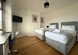 Spacious 5 Bedroom With 4 Baths Off-road Parking