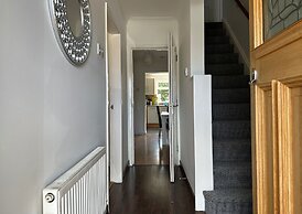 Spacious 5 Bedroom With 4 Baths Off-road Parking