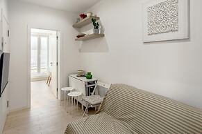 Downtown Modern Apartments by Homing