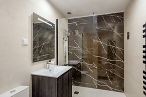 Olaias Modern W/ Garage by Homing