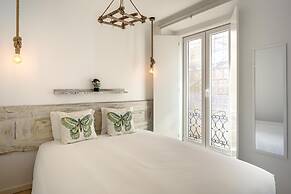 Downtown Modern Apartments by Homing