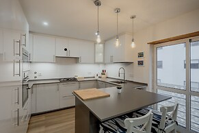 Carcavelos Modern Apartment by Homing