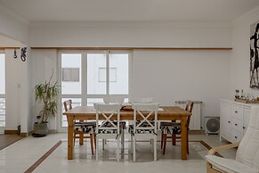 Carcavelos Modern Apartment by Homing