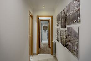 Carcavelos Modern Apartment by Homing