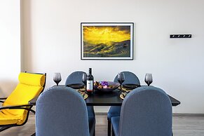 Vox 2-BR Apt & Balcony in Larnaca