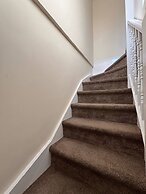 Large & Cozy 5-bed House in a Quiet Dagenham Area