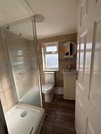 Large & Cozy 5-bed House in a Quiet Dagenham Area