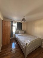 Large & Cozy 5-bed House in a Quiet Dagenham Area