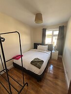 Large & Cozy 5-bed House in a Quiet Dagenham Area