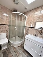Large & Cozy 5-bed House in a Quiet Dagenham Area
