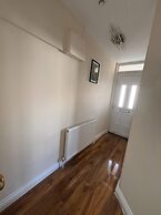 Large & Cozy 5-bed House in a Quiet Dagenham Area