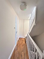 Large & Cozy 5-bed House in a Quiet Dagenham Area