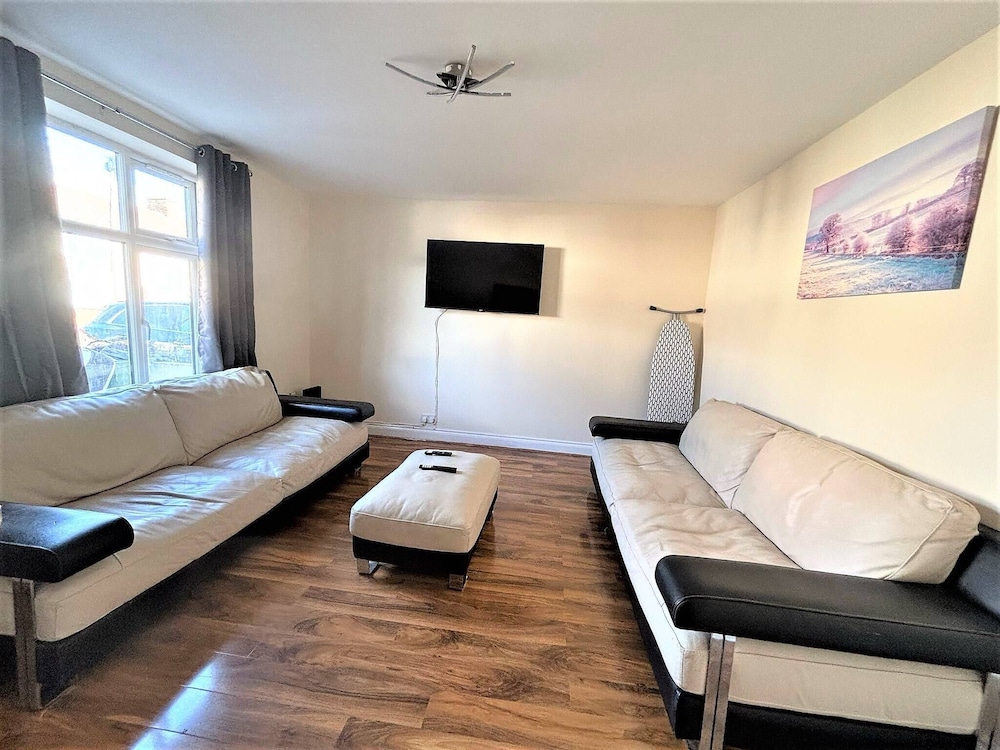 Large & Cozy 5-bed House in a Quiet Dagenham Area