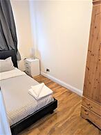 Large & Cozy 5-bed House in a Quiet Dagenham Area