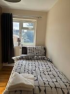 Large & Cozy 5-bed House in a Quiet Dagenham Area