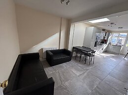Large & Cozy 5-bed House in a Quiet Dagenham Area