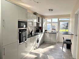 Large & Cozy 5-bed House in a Quiet Dagenham Area