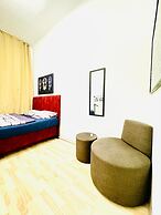 Bright 4BR Apt for 8 Near FAC Platz