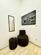 Bright 4BR Apt for 8 Near FAC Platz
