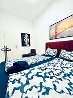 Bright 4BR Apt for 8 Near FAC Platz