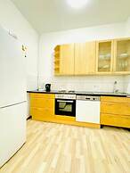 Bright 4BR Apt for 8 Near FAC Platz
