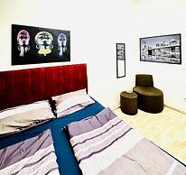 Bright 4BR Apt for 8 Near FAC Platz