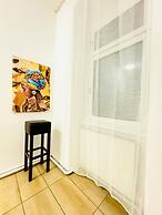 Bright 4BR Apt for 8 Near FAC Platz
