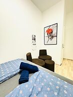 Bright 4BR Apt for 8 Near FAC Platz