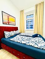 Bright 4BR Apt for 8 Near FAC Platz