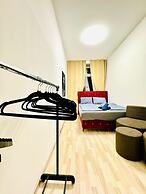 Bright 4BR Apt for 8 Near FAC Platz