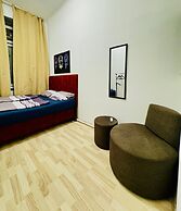Bright 4BR Apt for 8 Near FAC Platz