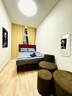 Bright 4BR Apt for 8 Near FAC Platz