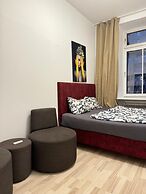 Bright 4BR Apt for 8 Near FAC Platz