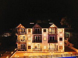 PREMIUM HOTEL BLUE P-I-N-E PALACE