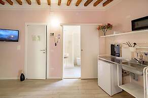 LA CASA DEL VINO-THE WINE HOUSE