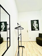 Cozy Private Room Walk to FAC Platz
