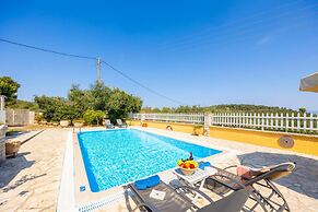 Villa Afroditi With 3 Bedrooms and 3 Bathrooms