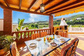 Villa Los Naranjos With 3 Bedrooms and 2 Bathrooms