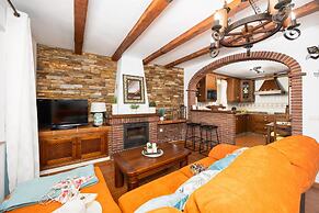 Villa Los Naranjos With 3 Bedrooms and 2 Bathrooms