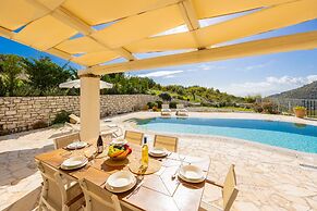 Villa Socrates With 3 Bedrooms and 2 Bathrooms