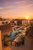 Aldea Thai Studios Steps to Beach & 5th
