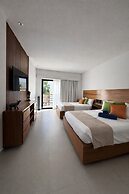 Aldea Thai Studios Steps to Beach & 5th