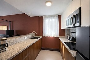 Aldea Thai Studios Steps to Beach & 5th