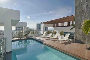 LUX Arpel Experience Downtownsd Pool Gym
