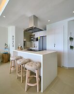 Marbella LUX Essence Beachfront Pool 11thfloor
